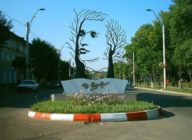 25(уже больше:) самых необычных скульптур и статуй со всего мира