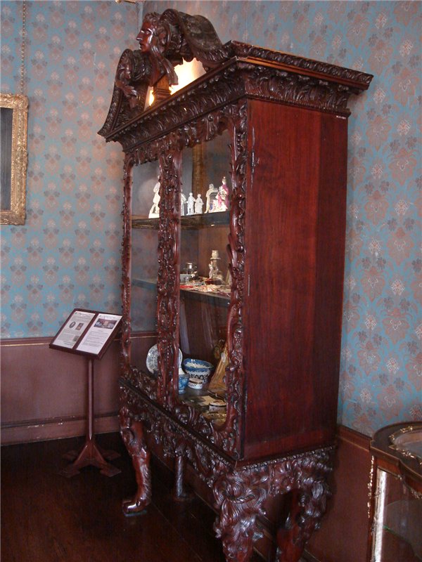 Небольшой замок или большой дом