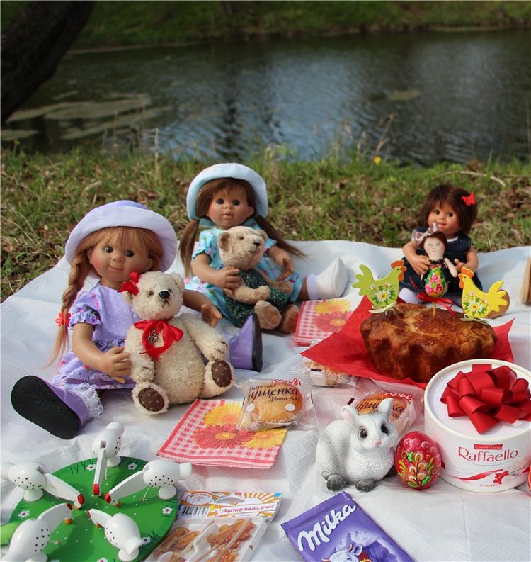 Весёлая семейка на прогулке