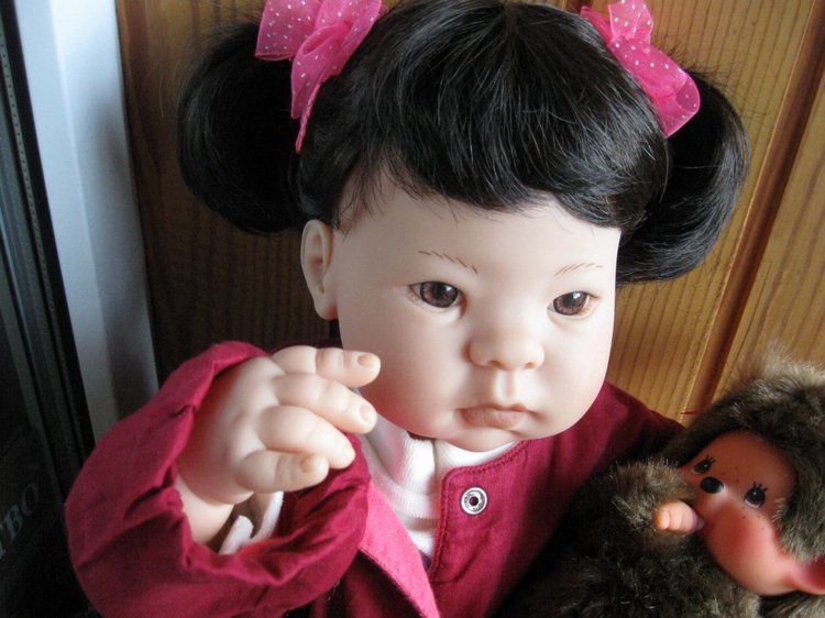Азиаточка Миддлетончик и её любимые игрушки