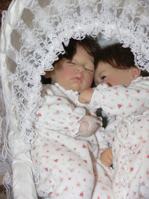 Чудо малыши в детской колясочке.. Artista Charisma Doll