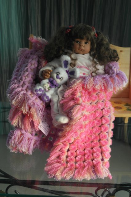 МК Плед из Помпонов — Как сделать аксессуары для кукол: сумки (фото 10)