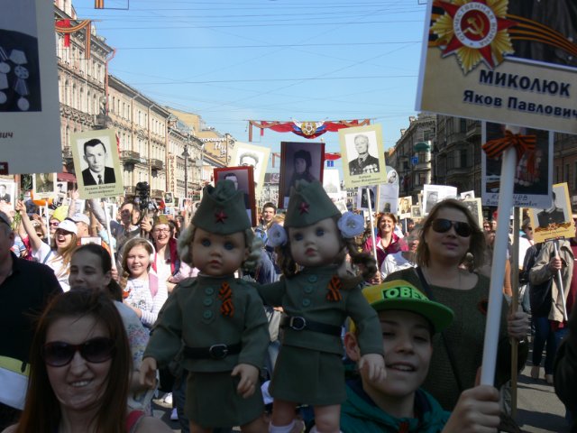 Праздник Победы и шествие Бессмертного полка в Санкт Петербурге с девчонками Gotz