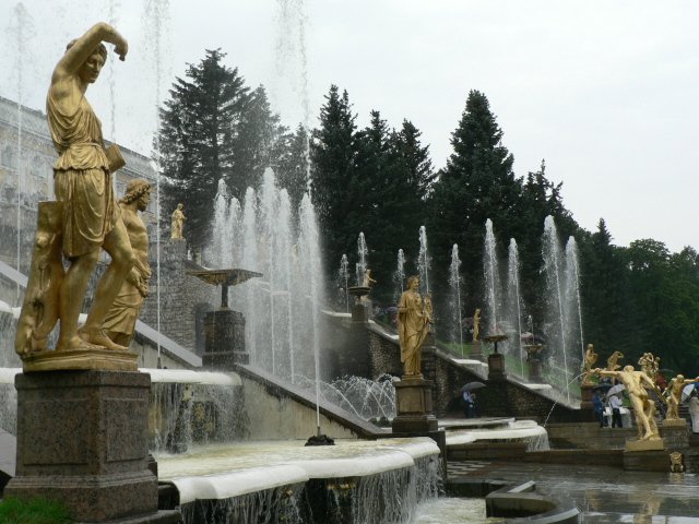 Тучи брызг моря.... Петергоф