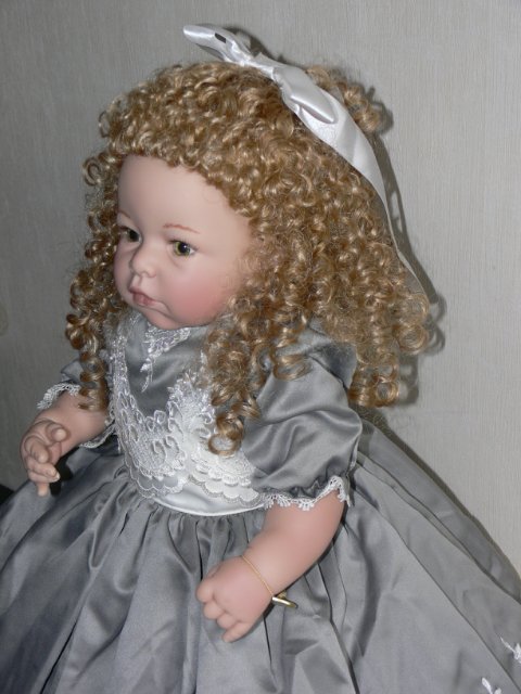 Необыкновенно красивая девушка Harvest Ball, Lee Middleton