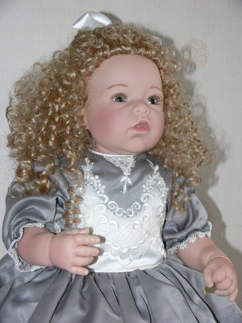 Необыкновенно красивая девушка Harvest Ball, Lee Middleton