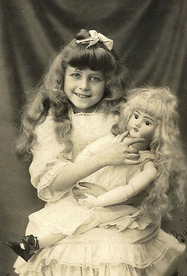 Девочка другой эпохи - милый ангел редчайшей красоты