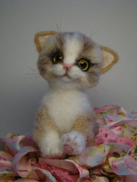 Котейка. Авторская игрушка сухим валянием Ольги Чернухо