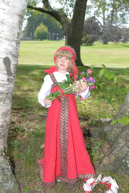 Мне березка нравится - ведь обе мы красавицы! Листья тихо шелестят, меж собою говорят