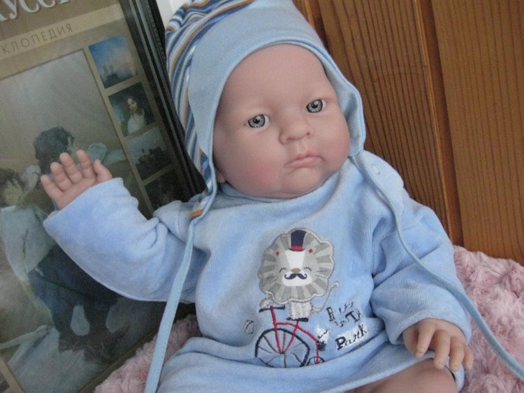 Маленькая Евочка любит наряжаться