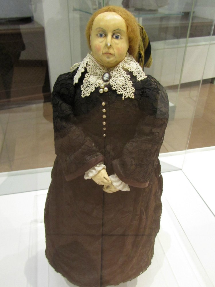 «Мода по-взрослому. Истории из кукольного гардероба» - выставка в Музее-заповеднике «Царицыно» - в шести частях. Часть 1