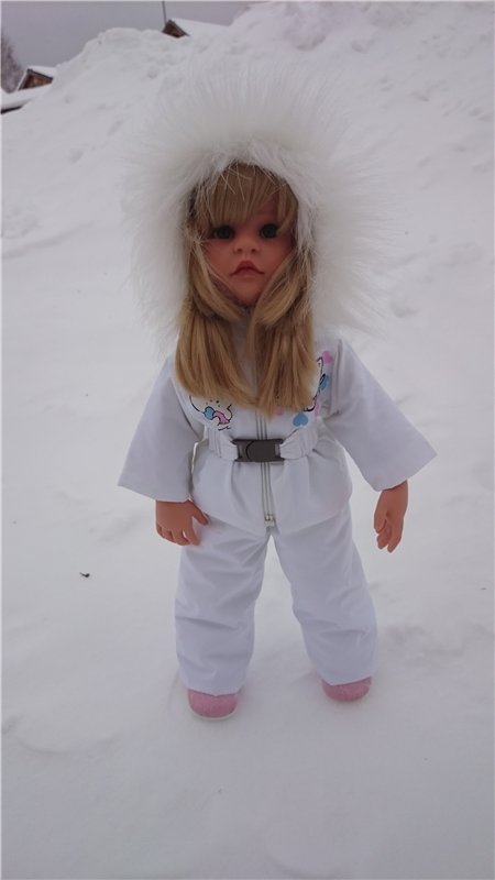 Мы в костюмчиках стоим,скоро Вас мы навестим!Открывайте ворота,выбегает детвора