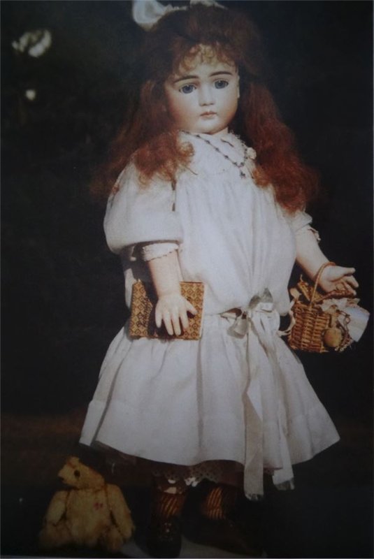 Антикварные куклы в тематических фотографиях