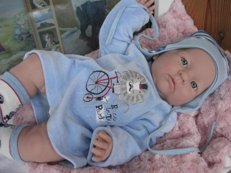 Маленькая Евочка любит наряжаться