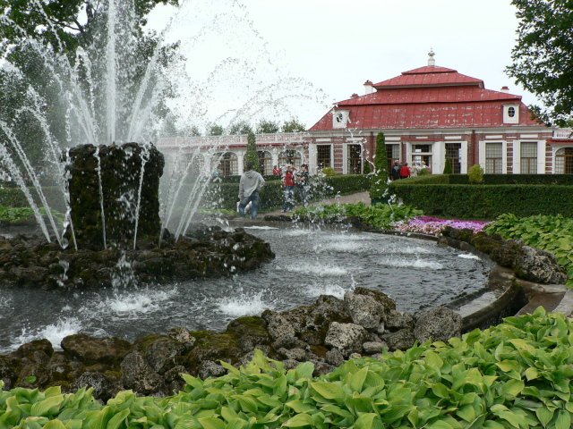 Тучи брызг моря.... Петергоф