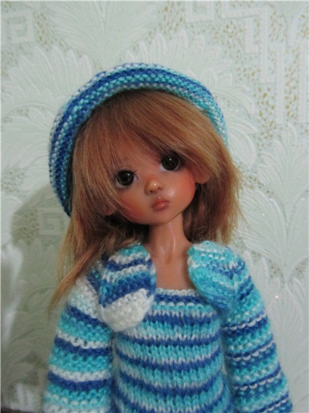 Маленькая девочка ищет своё солнышко