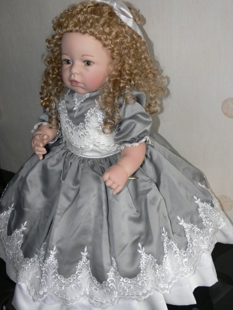 Необыкновенно красивая девушка Harvest Ball, Lee Middleton