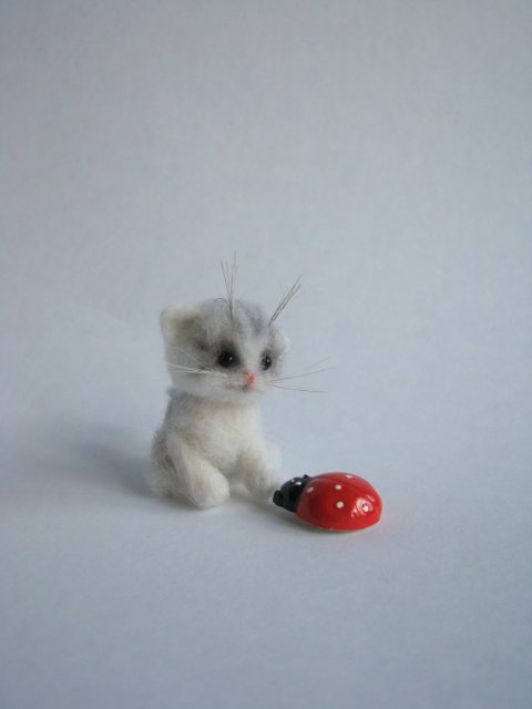 Котёнок Пушинка. Авторская игрушка валянием из шерсти Ольги Чернухо (фото 8)