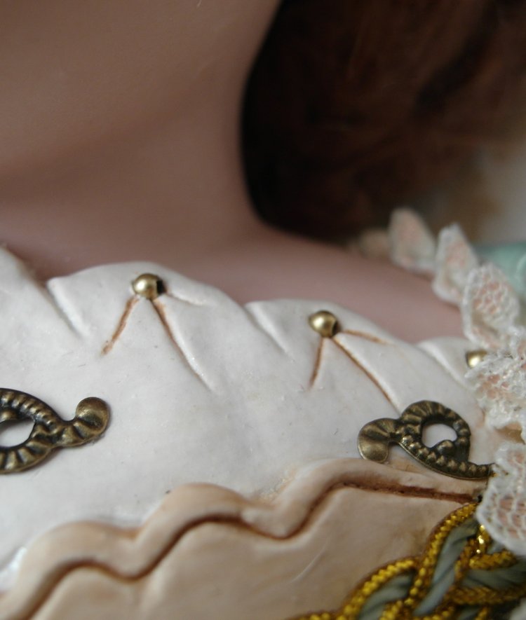 Ремонт "с фантазией" антикварной куклы