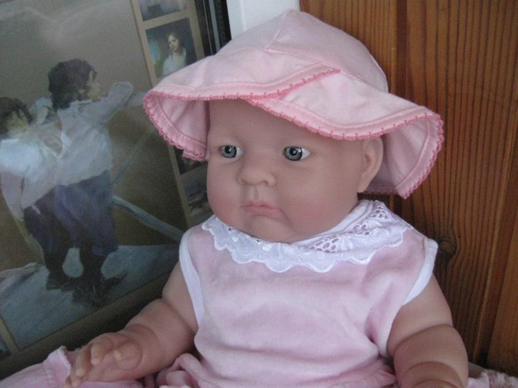 Маленькая Евочка любит наряжаться