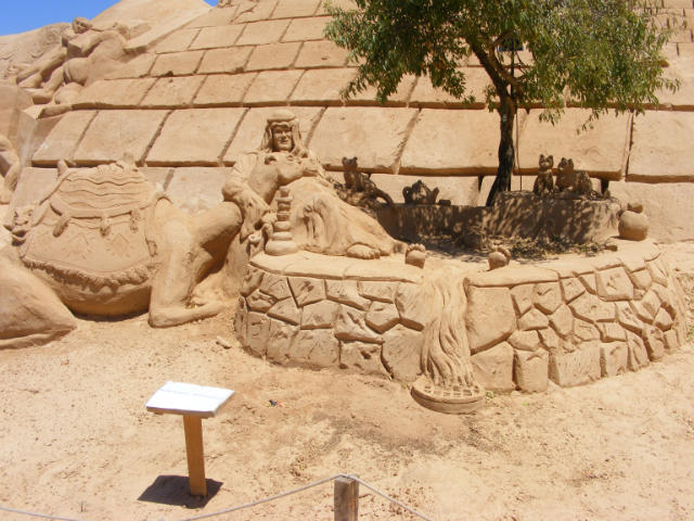 Замки, произведения скульптуры из песка