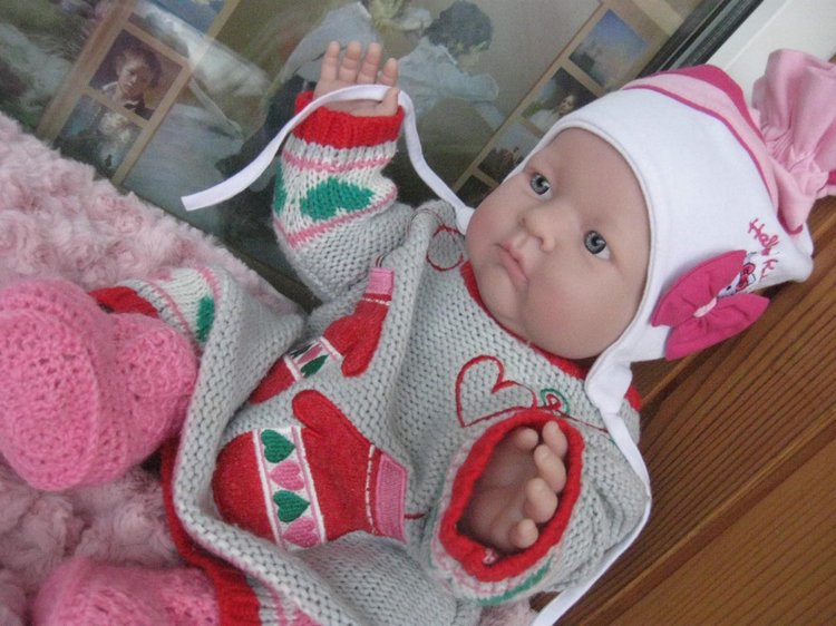 Маленькая Евочка любит наряжаться