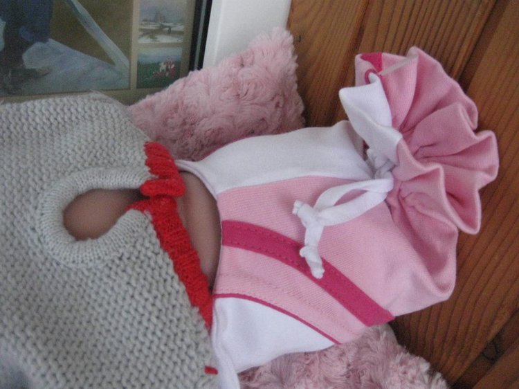 Маленькая Евочка любит наряжаться