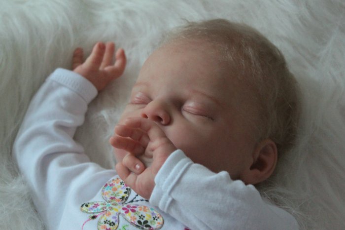 Спящий ангелок Ребекка. Кукла реборн Виктории Вишни (фото 4)