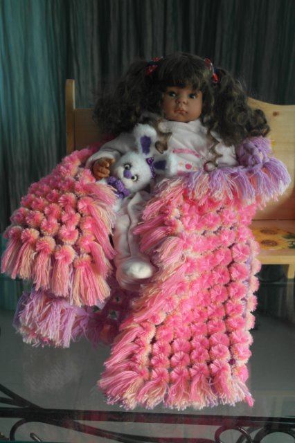 МК Плед из Помпонов — Как сделать аксессуары для кукол: сумки (фото 9)