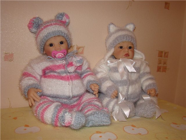 Тепло и уютно-вязанные костюмы для куклят (фото 5)