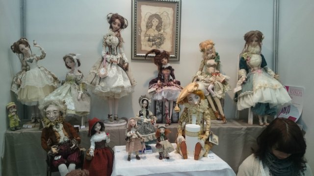 Бал кукол ростов на дону. Бал кукол. Сборная мебель для кукол представлена на выставке весенний бал кукол. Размеры подиума на выставке бал кукол в Санкт-Петербурге.