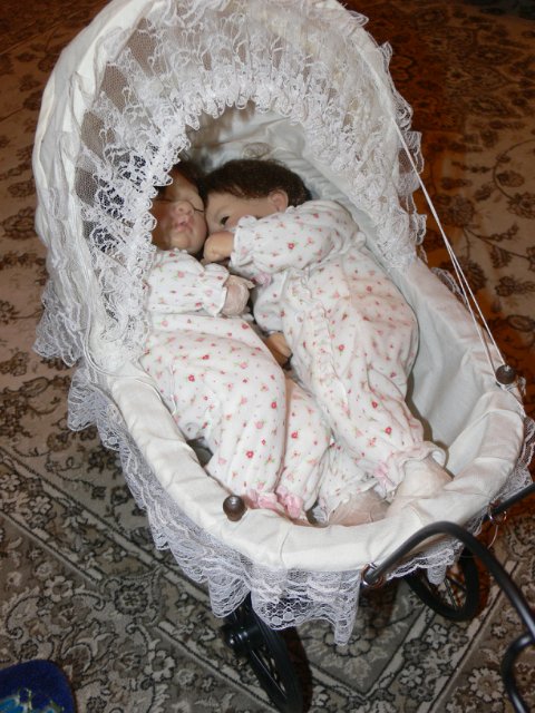 Чудо малыши в детской колясочке.. Artista Charisma Doll