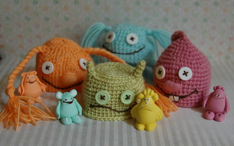 Малыши в смешных шапочках