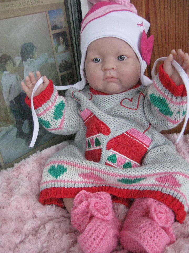 Маленькая Евочка любит наряжаться