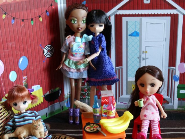 Хорошо, когда у мамы столько кукол и домик для них