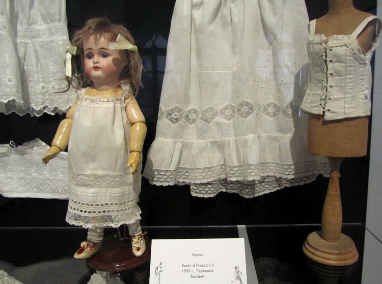 «Мода по-взрослому. Истории из кукольного гардероба» - выставка в Музее-заповеднике «Царицыно» - в шести частях. Часть 1