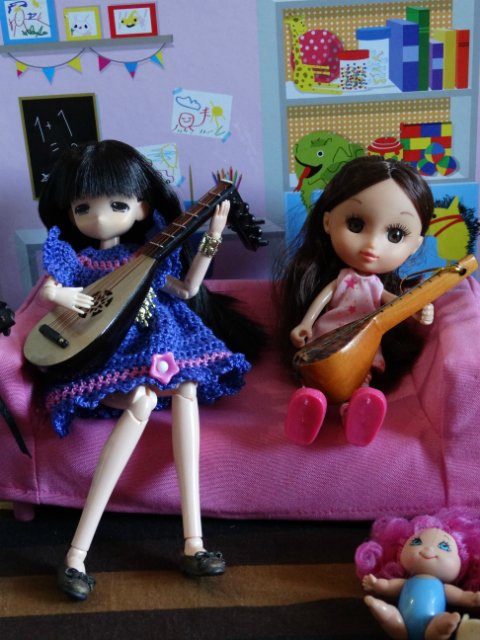 Хорошо, когда у мамы столько кукол и домик для них