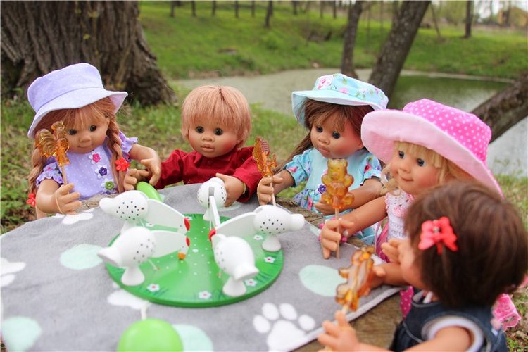 Весёлая семейка на прогулке