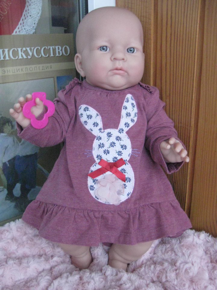 Маленькая Евочка любит наряжаться