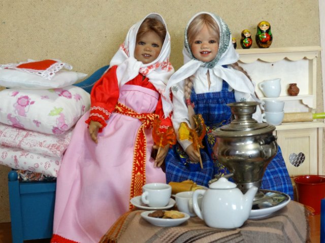 Любимые малышки-химочки в уральских костюмах