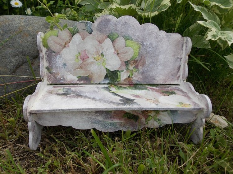 Лавочка в стиле декупаж для кукол (фото 7)