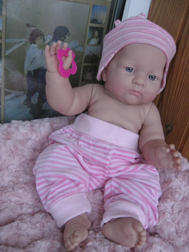 Маленькая Евочка любит наряжаться