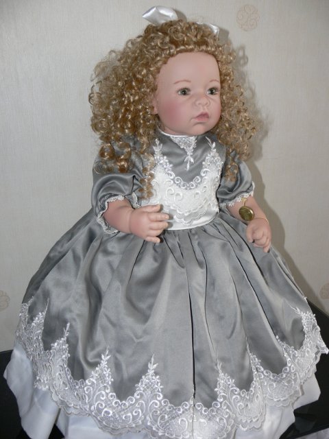 Необыкновенно красивая девушка Harvest Ball, Lee Middleton (фото 2)