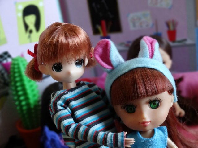 Хорошо, когда у мамы столько кукол и домик для них