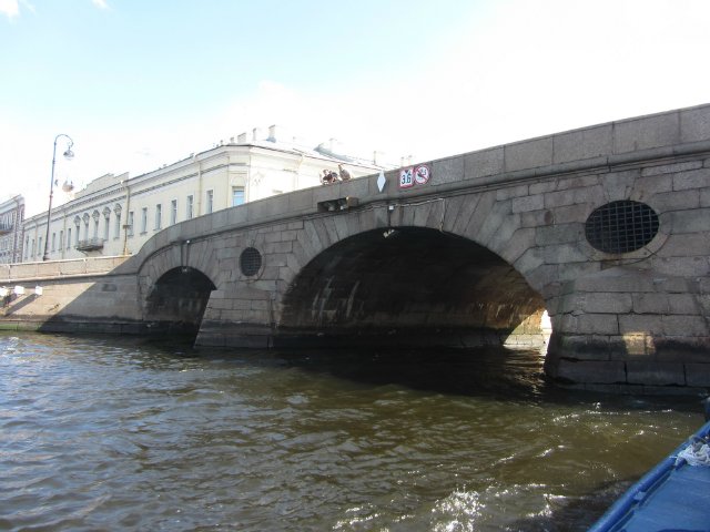 Приглашаем на водную экскурсию по Петербургу