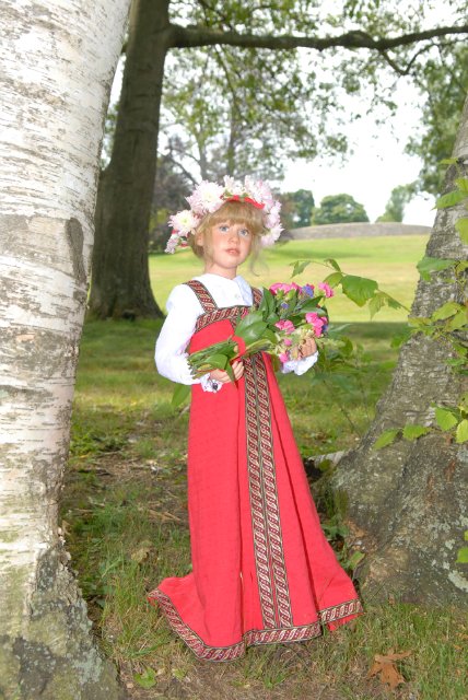 Мне березка нравится - ведь обе мы красавицы! Листья тихо шелестят, меж собою говорят