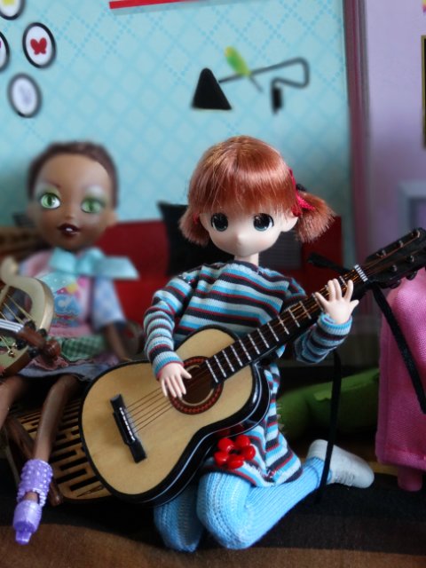 Хорошо, когда у мамы столько кукол и домик для них