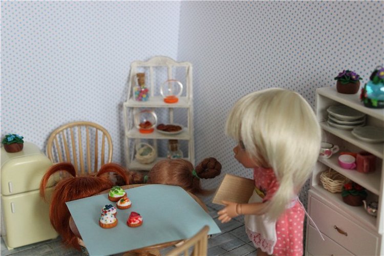 Как мелочь Анюте помогала