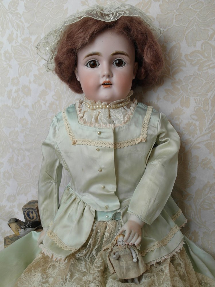 Ремонт "с фантазией" антикварной куклы