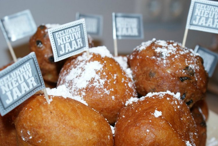 Новогодние рецепты: Голландские пончики - Oliebollen